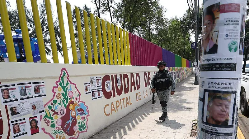Madres buscadoras tapizan alrededores del Estadio Banorte con fichas de sus desaparecidos 